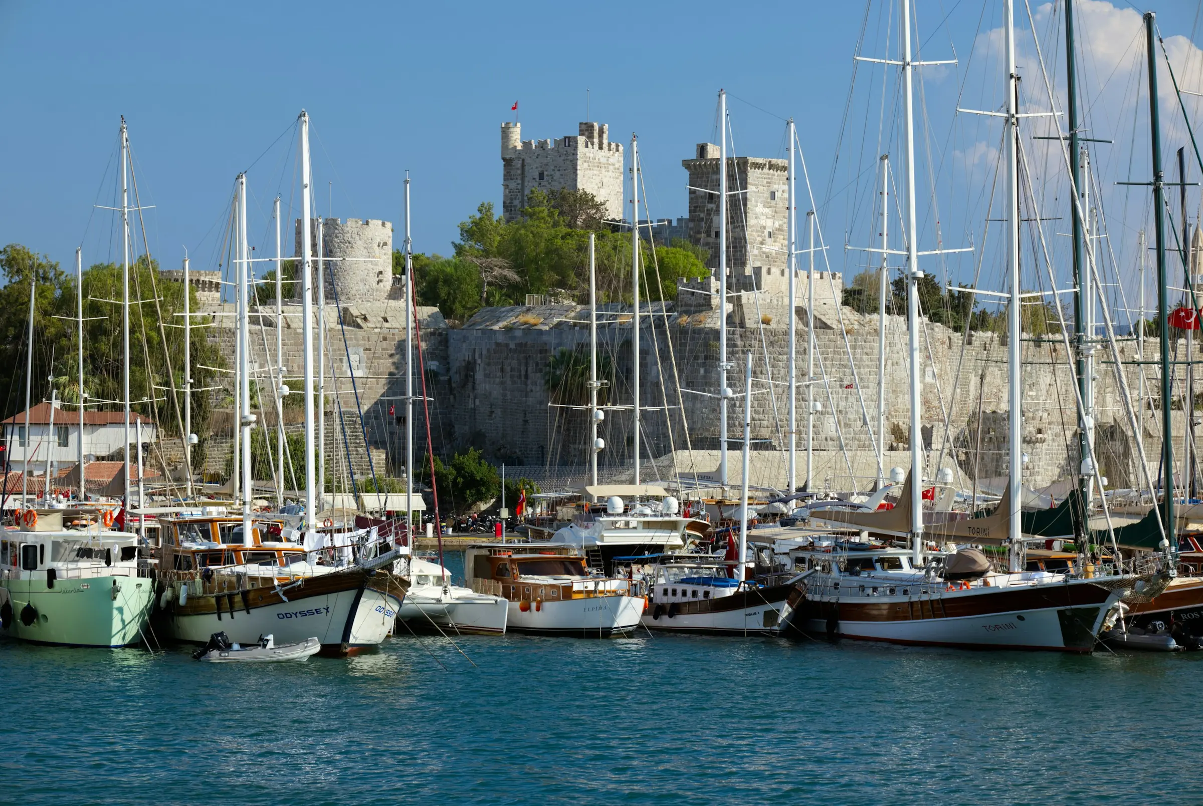 Bodrum Kalesi ve önündeki marinada demirli guletler